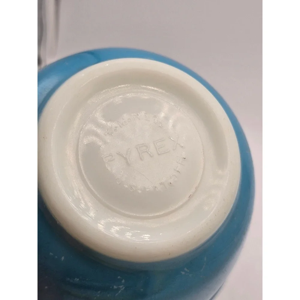 Vintage Pyrex Turquoise Blue 401 Mixing Bowl 1.5 Pint Small Milk Glass 5.75